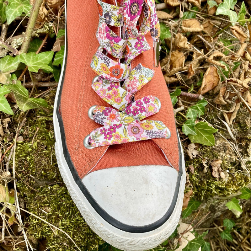 Lacets tissu petites fleurs bouts métalliques  - Tes lacets sont défaits